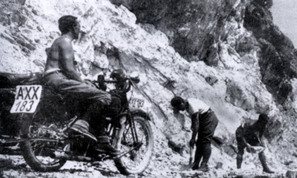 (C) ÖSTERREICHISCHES FILMMUSEUM Mit_dem_Motorrad_über_die_Wolken_Filmstill
