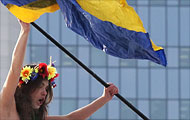 (c) Shipenkov, EPA Femen-Aktivistin mit ukrainischer Flagge