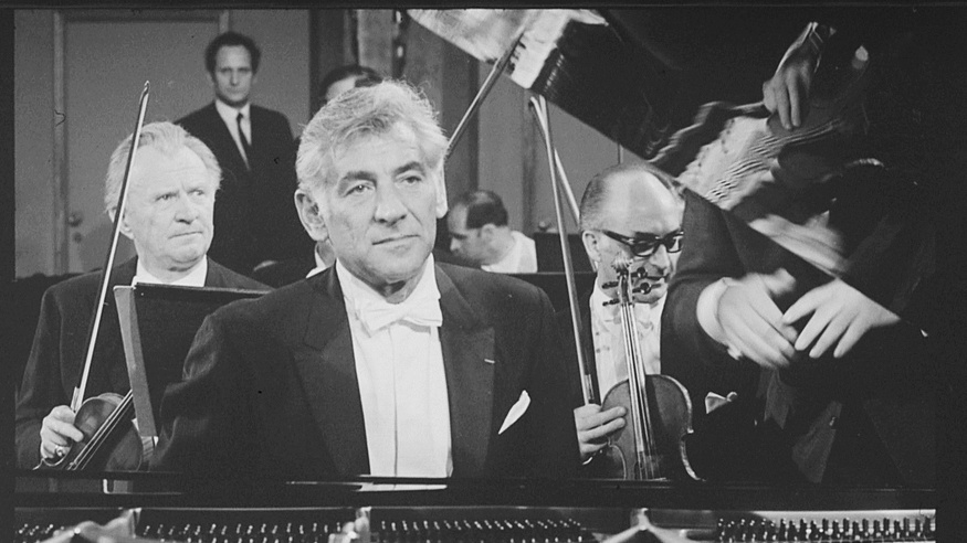 Leonard Bernstein am Klavier.