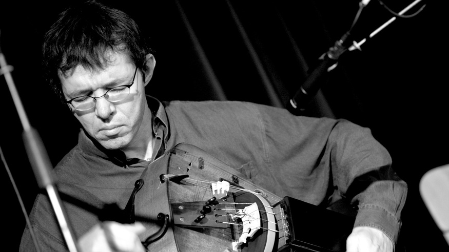 MARTIN LOIBNER © BARBARA FABIANOVA Musiker Martin Loibner mit seiner Drehleier