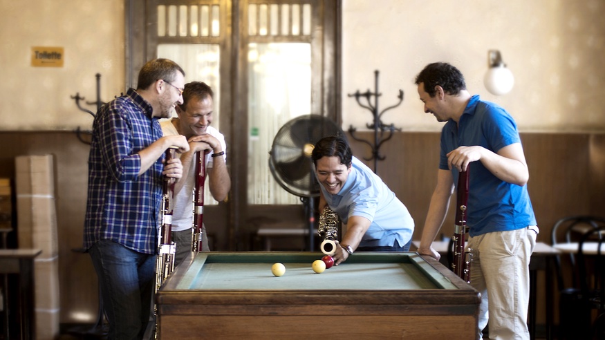 (C) NANCY HOROWITZ Fagotes Locos an einem Billiardtisch