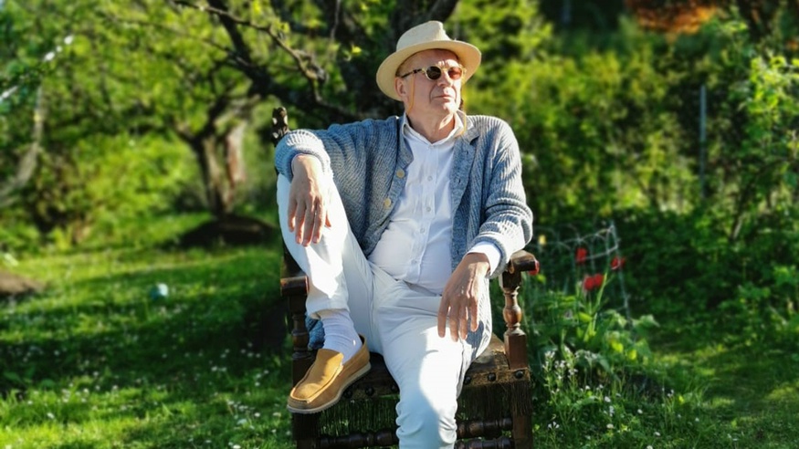 Josef Winkler im Garten sitzend