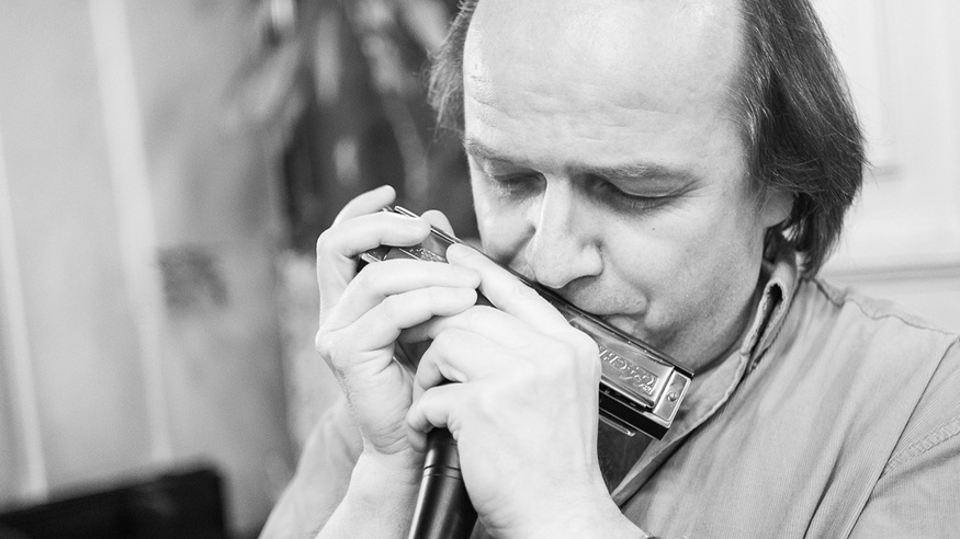 Der Musiker Bertl Mayer mit Mundharmonika.
