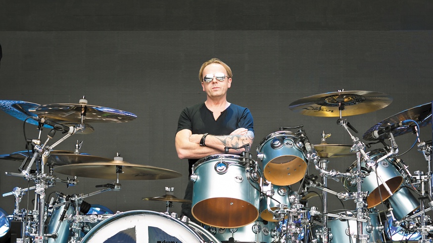 Christian Eigner hinter seinem Drumset