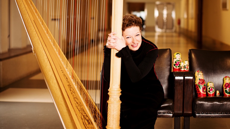 Anna Verkholantseva mit Harfe.