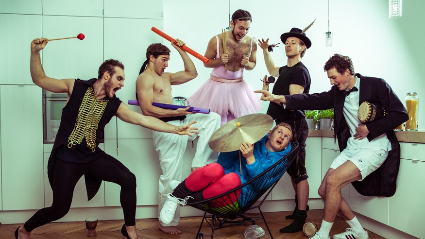 LOUIE´S CAGE PERCUSSION Die sechsköpfige Percussionband mit Ihren Instrumenten