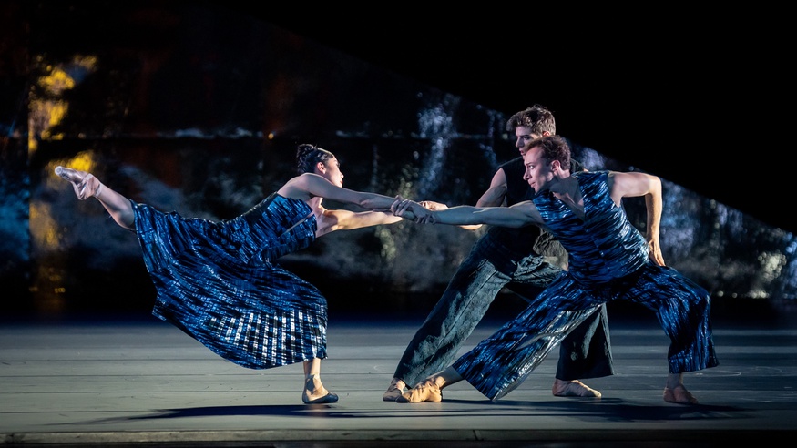 Im Bild: Hyo-Jung Kang, Marcos Menha und Davide Dato in Martin Schläpfers Ballett „Die Jahreszeiten“