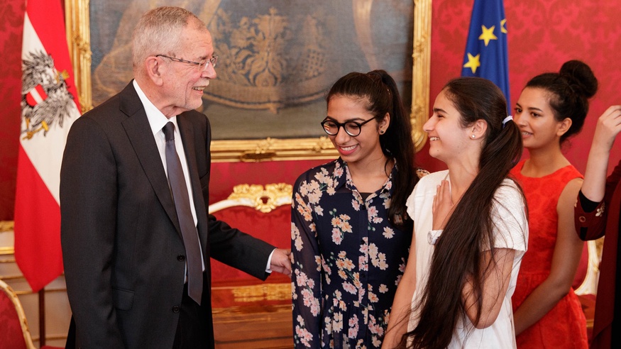 Bundespräsident Alexander van der Bellen mit jungen Menschen