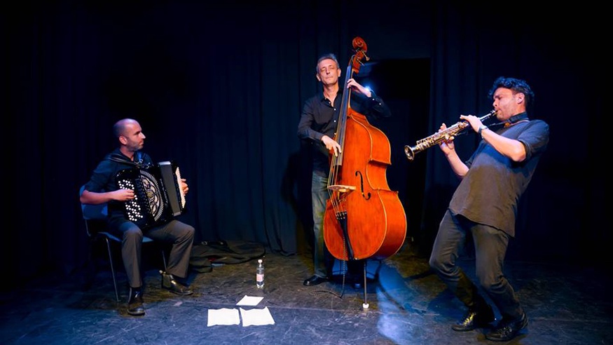 Nenad Vasilic Trio mit Instrumenten