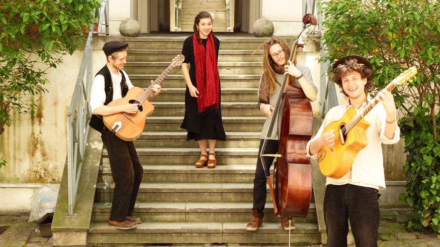 YAMANDU FUCHS ©) STEFANIE POGLITSCH Yamandu Fuchs Quartet mit ihren Instrumenten.