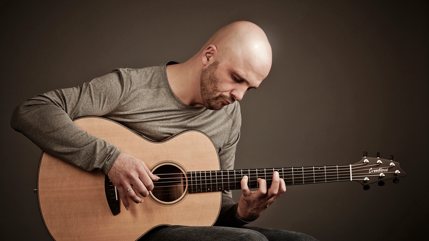 Martin Moro mit Akkustikgitarre.