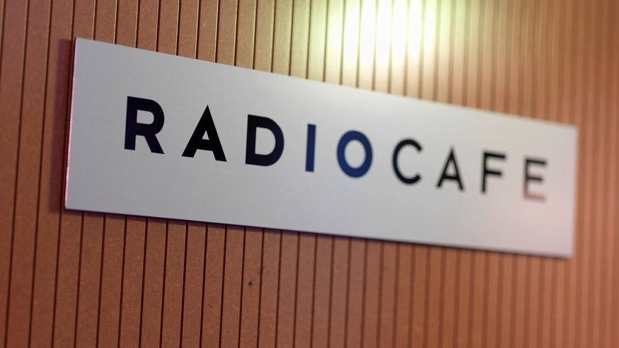 Schild an der Wand mit der Aufschrift RadioCafe.