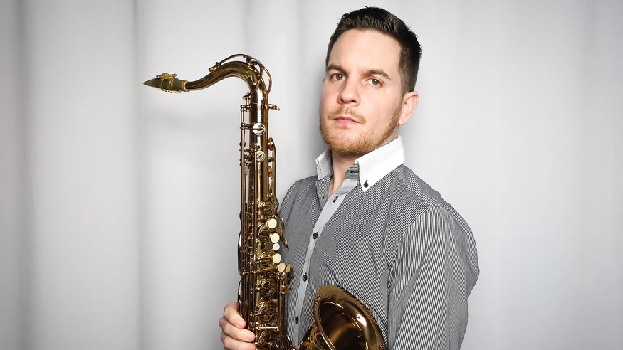 Lukas Gabric mit Saxofon