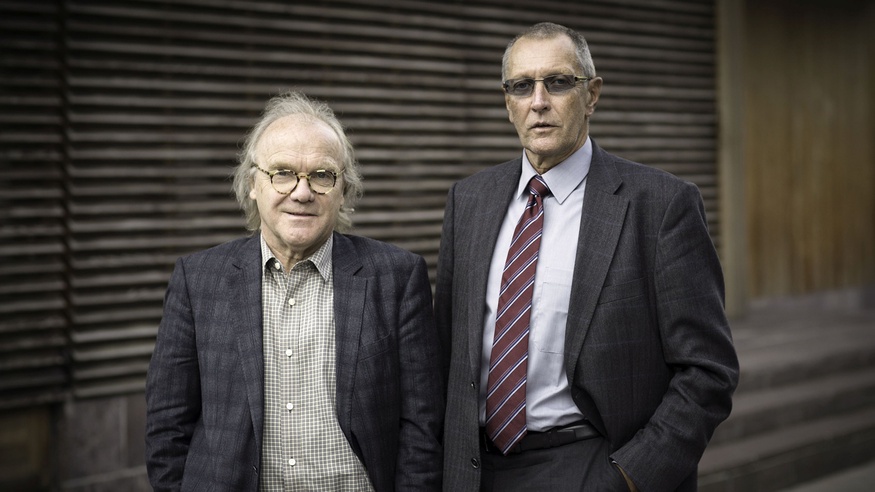 Michael Köhlmeier und Konrad Paul Liessmann stehen auf der Strasse