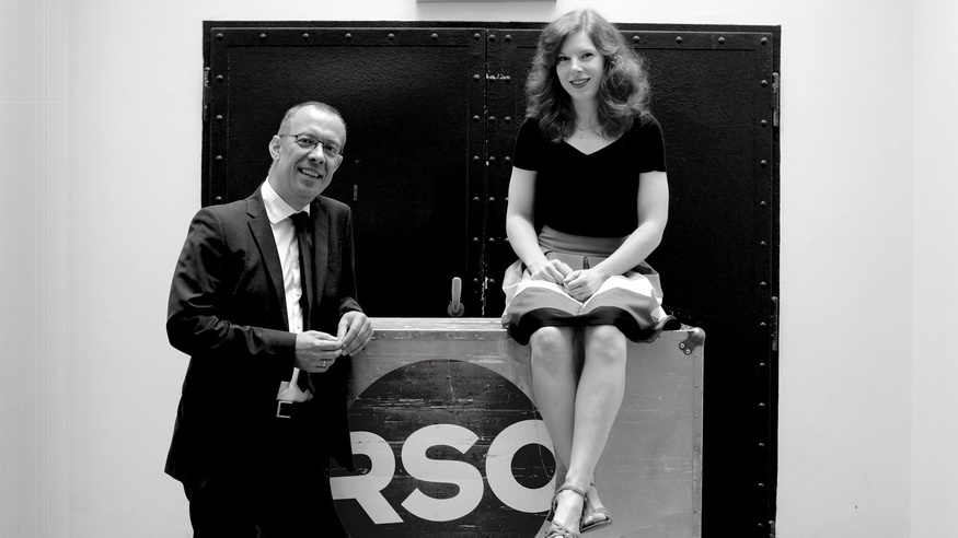 Christoph Becher und Teresa Vogl vor RSO Pult.