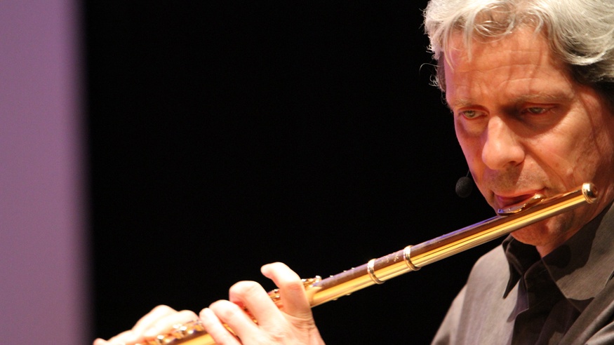 T.NAKAMURA Günther Wehinger beim Flöte spielen