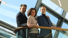 Christoph Wagner-Trenkwitz, Andrea Linsbauer, Adrian Eröd (c) Georg Zwettler Christoph Wagner-Trenkwitz, Andrea Linsbauer, Adrian Eröd vor einer Fensterfront