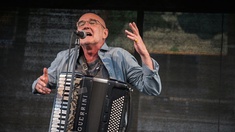 Stefan Sterzinger © YAVUZ ODABAS Stefan Sterzinger singend mit Akkordeon.
