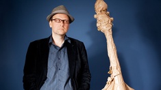 Georg Breinschmid © Julia Wesely Georg Breinschmid mit Bass.