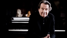 Rudolf Buchbinder © Marco Borggreve Rudolf Buchbinder sitzt vor dem Klavier.