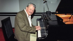 Rudi Wilfer © ORF Ali Schafler Rudi Wilfer am Klavier.