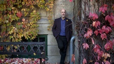 Mark Lewisohn © MIMSY MøLLER Mark Lewisohn lehnt an einer Hausmauer.