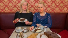 Katharina Hohenberger und Katharina Straßer an einem Tisch mit Sachertorte
