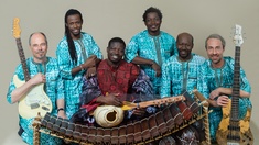 Mamadou und Percussion Mania © Ursula Röck Mamadou und Percussion Mania mit ihren Instrumenten.