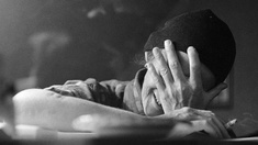 Christine Lavant © Ernst Peter Prokop Christine Lavant hält sich die Hand vors Gesicht.
