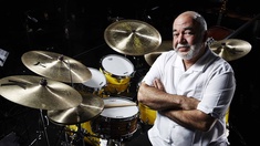 Peter Erskine (c) Roberto Cifarelli Peter Erskine vor einem Schlagzeug
