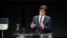 Klaus Webhofer © Xenia Trampusch Ö1 Innepolitik Redakteur Klaus Webhofer steht bei einem Rednerpult.