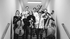 (C) RSO WIEN/ISABELLE SPIEGELFELD Musiker:innen des RSO Wien und Gottfried Rabl