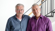 Thomas Gebauer und Ilija Trojanow © ROBERT SCHLEPÜTZ Thomas Gebauer und Ilija Trojanow stehen vor einer Stiege.