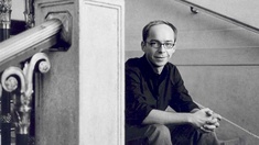 Heinz Ferlesch © Michael Inmann Heinz Ferlesch sitzt auf einer Stiege.