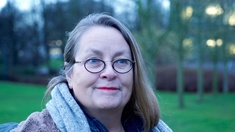 Eleonore Büning © THILO BRAUN Eleonore Büning im Park.