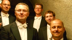 GABRIELE HUSS vier Kammermusiker parallel hintereinander
