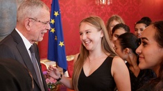 (c) Peter Lechner Bundespräsident Alexander van der Bellen mit jungen Menschen
