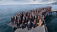 Wiener Symphoniker © Andreas Balon Wiener Symphoniker auf einem Steg stehend mit ihren Instrumenten.