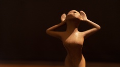 © Joseph Schimmer/ORF Hörspielgalastatuen "Adrienne", Tonfigur einer Frau, die die Hände zum besseren Hören an die Ohren hält