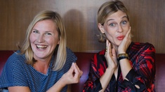 Katharina Hohenberger und Valerie Sajdik © Peter Hinsmann Katharina Hohenberger und Valerie Sajdik lachend.