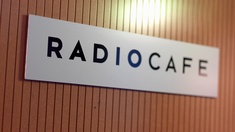 © Ingo Petramer Schild an der Wand mit der Aufschrift RadioCafe.