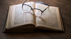 DARIUSZ SANKOWSKI PIXABAY offenes Buch mit Brille