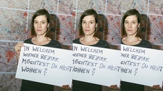Pia Hierzegger © Erli Gruenzweil Pia Hierzegger mit einem Schild: "In welchem Wr. Bezirk möchtest Du nicht wohnen"