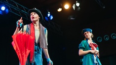 Sara Jeanne Babits und Julia Ruthensteiner-Schwarz © Igor Ripak Sara Jeanne Babits und Julia Ruthensteiner-Schwarz auf der Bühne