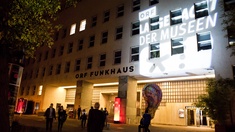 © Amelie Schillhuber In der Nacht beleuchtetes ORF Funkhaus mit dem Sujet ORF Lange Nacht der Museen