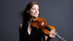 Arabella Steinbacher © Peter Rigaud Arabella Steinbacher mit Violine.