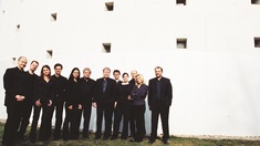 FODOR Musiker des Ensemble des XX. Jahrhunderts stehen vor einem Gebäude