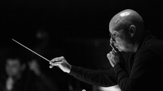 REINHARD WINKLER Dennis Russel Davie dirigiert