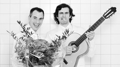 Christoph & Lollo © Ingo Pertramer Christoph & Lollo mit Blumen und Gitarre.