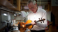 Marcel Richters © Susanne Weigert Marcel Richters mit Geige in der Werkstatt.